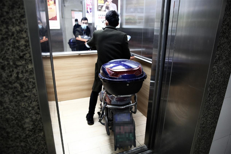 警戒攝像機如何解決電瓶車入電梯？